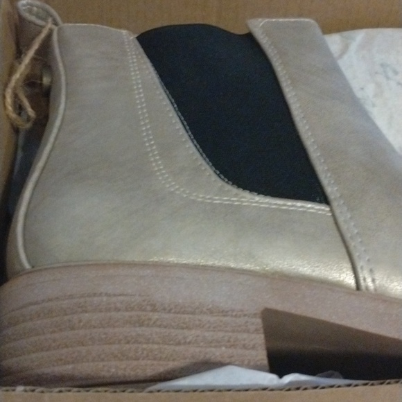 New Womens Sz 9 Seven7 light gold Chelsea slip on business casual boots - Picture 10 of 14